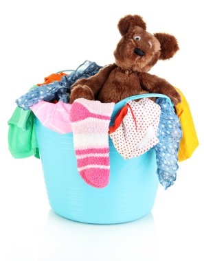 beyaz izole mavi çamaşır sepeti