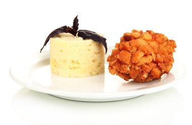 tavuk kiev ve plaka üzerinde beyaz izole, patates püresi