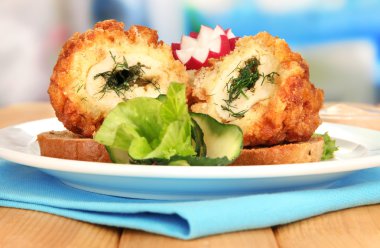 tavuk kiev üzerinde kruton parlak zemin üzerine ahşap masa üzerinde marul salatası ile