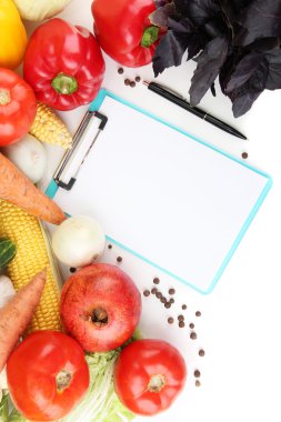 taze sebze ve baharat ve kağıt üzerinde beyaz izole notlar için