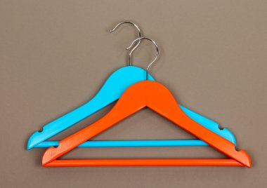 gri arka plan üzerinde renkli elbise askıları