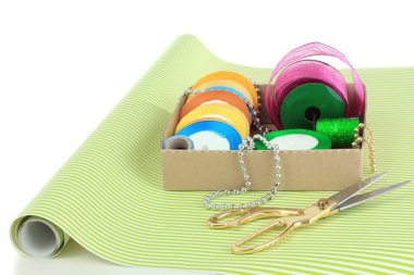 malzeme ve aksesuarları hediye üzerinde beyaz izole kaydırma