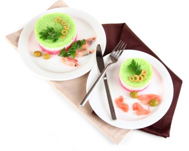 renkli peçete üzerinde beyaz izole Tabaklarda pirinç