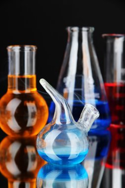 Siyah arkaplanda laboratuvar camları