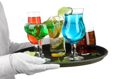 Garsonların elinde tepsi ile üzerine beyaz izole kokteyl gözlük