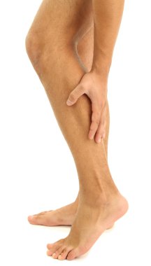 bacak ağrısı, üzerinde beyaz izole genç adamla