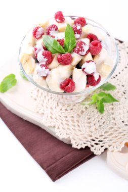 cam kasede beyaz izole meyve salatası