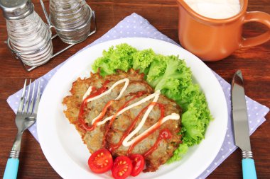 ahşap zemin üzerinde plaka üzerinde patates pancakes