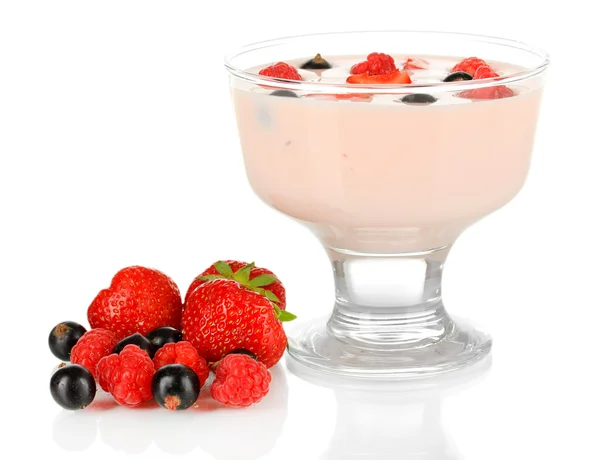 Delicioso yogur con fruta aislada en blanco — Foto de Stock