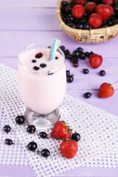 블랙베리와 딸기 나무 테이블 클로즈업에 맛 있는 밀크 쉐이크 — 스톡 사진