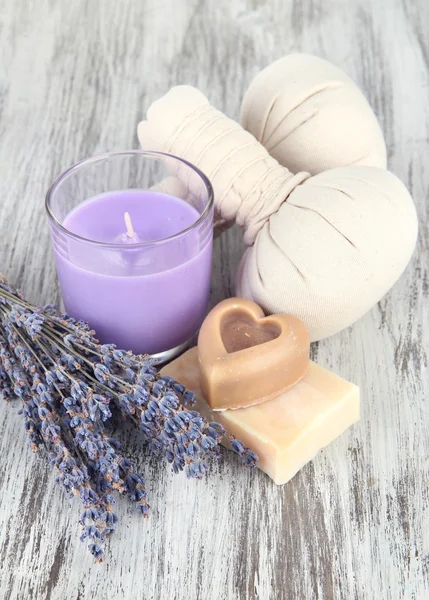 Zátiší s svíčka levandule, mýdlo, masážní míčky, mýdlo a čerstvá levandule, na dřevěné pozadí — Stock fotografie