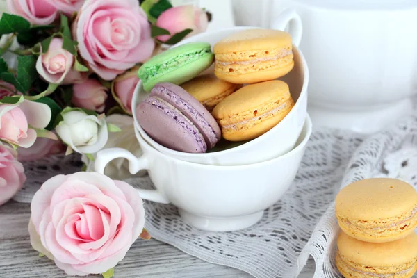 Macaroons em tigela na mesa de madeira close-up — Fotografia de Stock