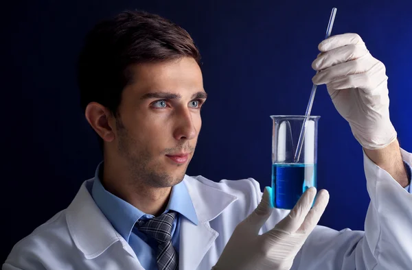 Jonge laboratorium wetenschapper werken bij lab — Stockfoto