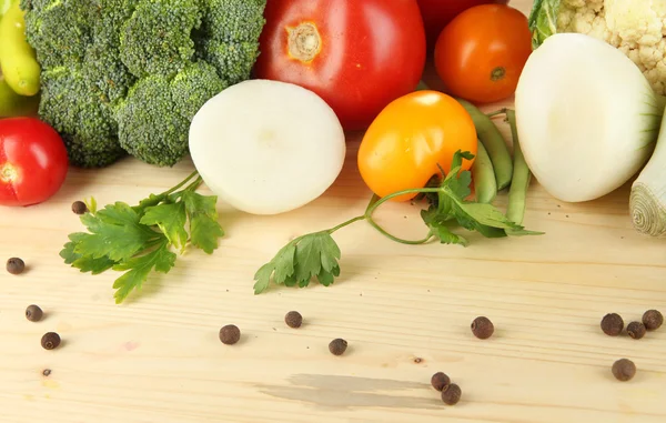 Verse groenten in mand op houten tafel close-up — Stockfoto
