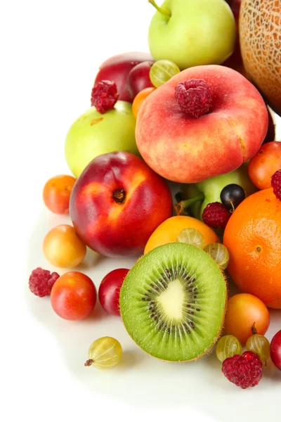 Sortiment av saftiga frukter, isolerad på vit — Stockfoto