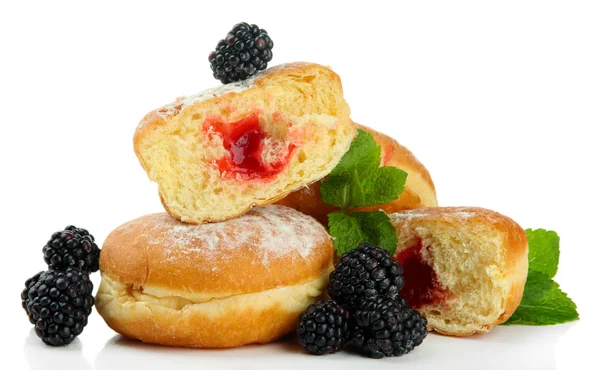 Sabrosas rosquillas con bayas, aisladas en blanco —  Fotos de Stock