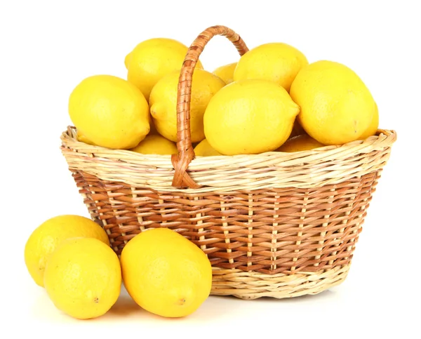 Limões maduros em cesta de vime isolado em branco — Fotografia de Stock