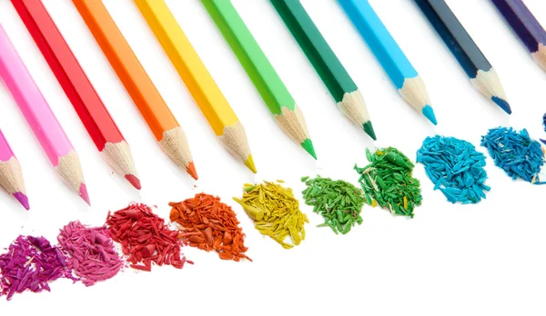 Crayons de couleur avec copeaux d'affûtage isolés sur blanc — Photo