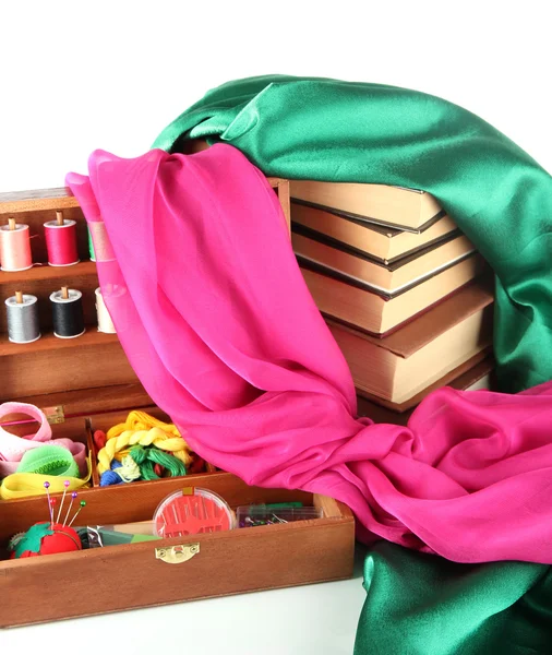 Kit de couture en boîte en bois avec livres et tissu isolé sur blanc — Photo