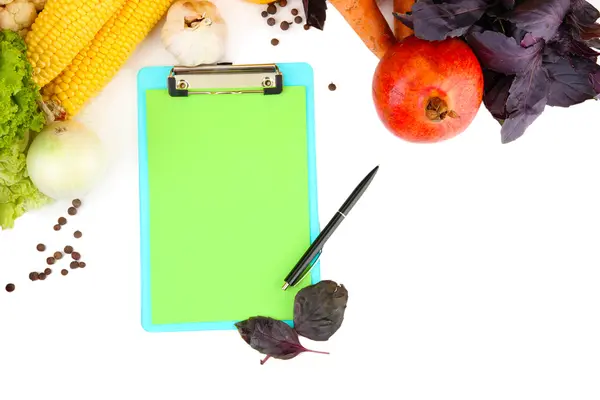 Légumes frais et épices et papier pour notes, isolés sur blanc — Photo