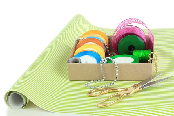 Materialen en accessoires voor het verpakken van giften geïsoleerd op wit — Stockfoto