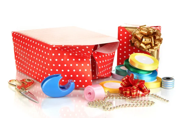 Materialien und Zubehör zum Einwickeln von Geschenken mit Weihnachtsgeschenken isoliert auf weiß — Stockfoto