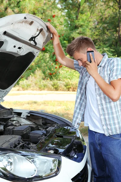 Man calling repair service after car breakdown — Stock Photo, Image