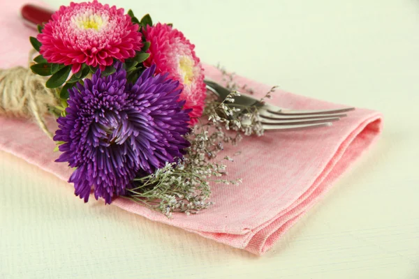 花は白で隔離されるお祭りダイニング テーブル設定 — ストック写真