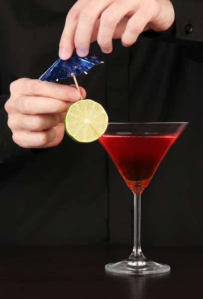 Bartender making and decorating cocktail on close-up — Stock Photo, Image