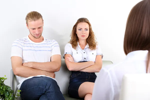 Młoda para z problemem na recepcji dla psychologa rodzinnego — Zdjęcie stockowe