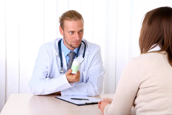 Médico y paciente en el consultorio —  Fotos de Stock