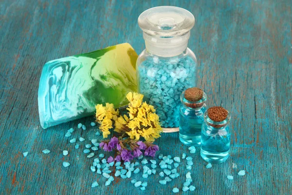 Ručně vyrobené mýdlo s mořskou sůl na dřevěný stůl close-up — Stock fotografie