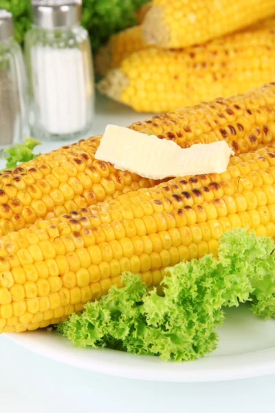 Köstliche goldene gegrillte Mais mit Butter Nahaufnahme — Stockfoto