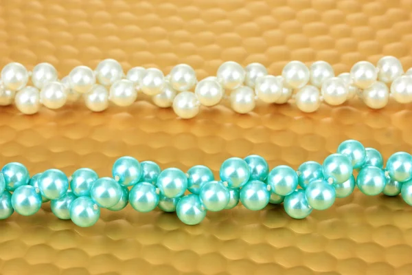 Perles de couleur sur fond lumineux, gros plan — Photo