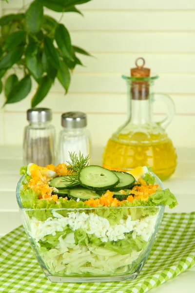 Délicieuse salade aux œufs, chou et concombres sur table en bois — Photo