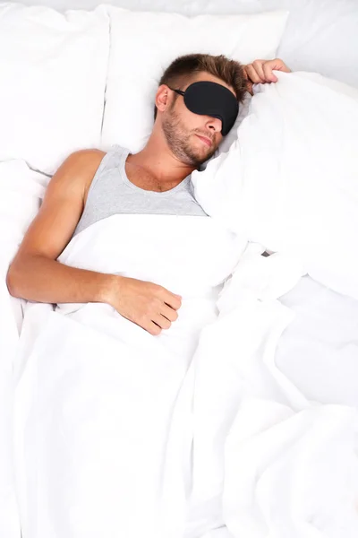 Bonito jovem homem na cama — Fotografia de Stock