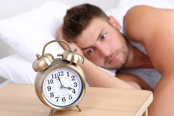 Bonito jovem homem na cama — Fotografia de Stock