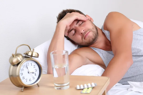 Guapo joven hombre en la cama — Foto de Stock