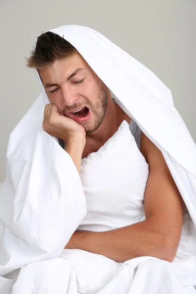 Guapo joven hombre en la cama —  Fotos de Stock