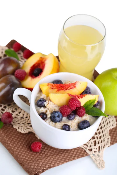 Haferflocken in Tasse mit Beeren auf Servietten isoliert auf weiß — Stockfoto