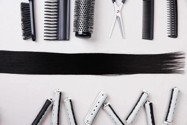 Professionele kapper tools op grijze achtergrond — Stockfoto