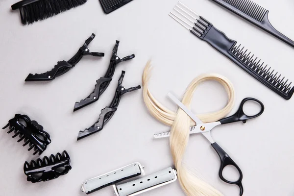 Профессиональные инструменты парикмахера на сером фоне — стоковое фото