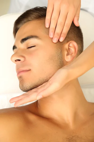 Człowiek o masaż głowy z bliska — Zdjęcie stockowe
