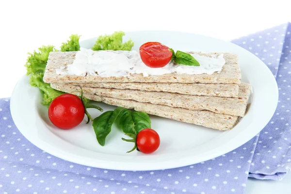 Вкусный хрустящий хлеб с овощами, изолированные на белом — стоковое фото