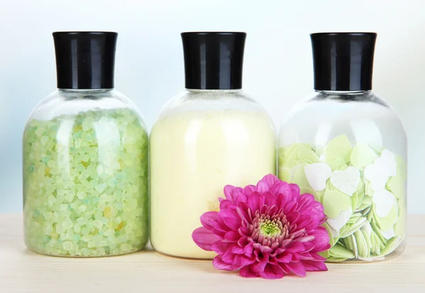 Aromaterapie minerály - barevné koupelová sůl na světlé pozadí — Stock fotografie