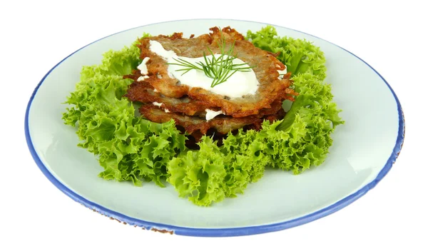 Kartoffelpuffer auf Teller, isoliert auf weißem — Stockfoto