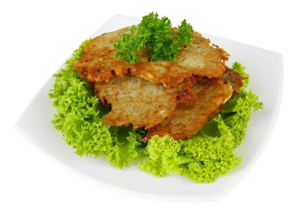 Kartoffelpuffer auf Teller, isoliert auf weißem — Stockfoto