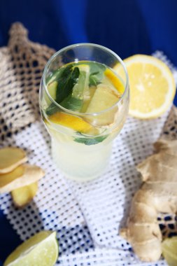 cam üzerinde mavi masa peçeteye zencefil ile soğuk çay