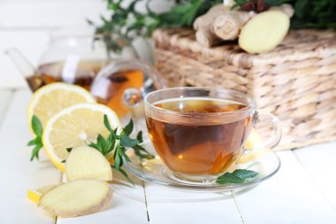 Kettle ve çay zencefil parlak zemin üzerine ahşap tablo ile