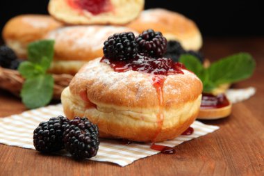 ahşap masa üzerinde meyveleri ile lezzetli börekler